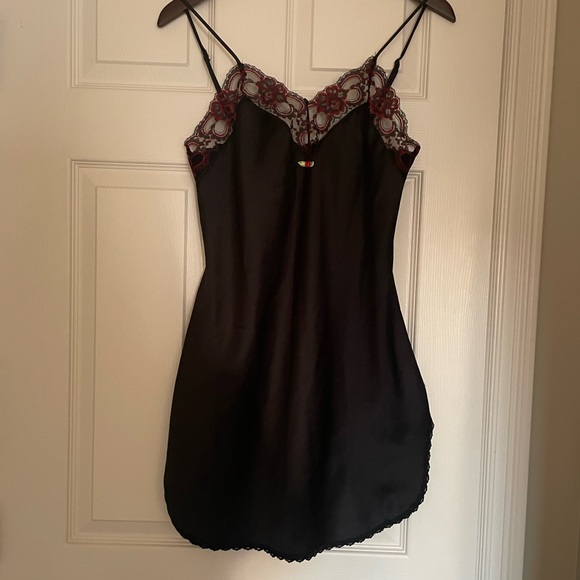 Elegant Black and Red Lace Chemise - Picture 1 of 7